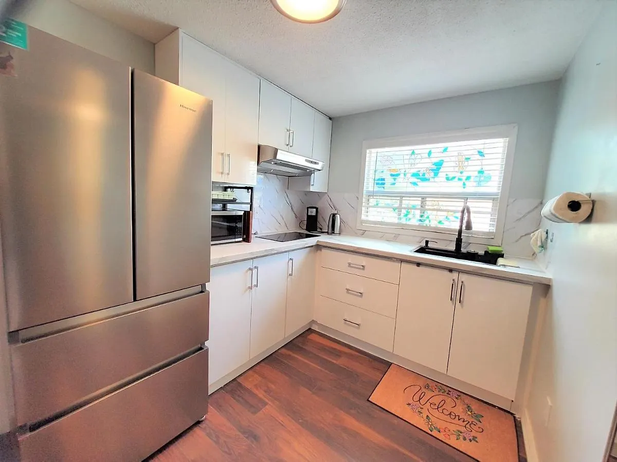 Cozy And Quiet House With Swimming Pool Apartment Toronto Homestay